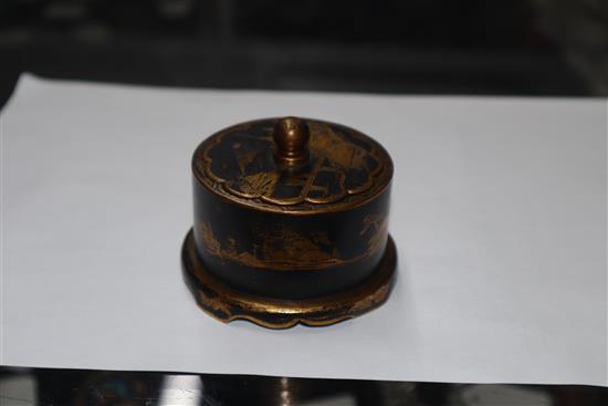 A Komai circular box and another largest diameter 10cm
